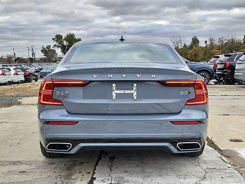 Certified 2022 Volvo S60 B5 Momentum w/ Premium Package image 5