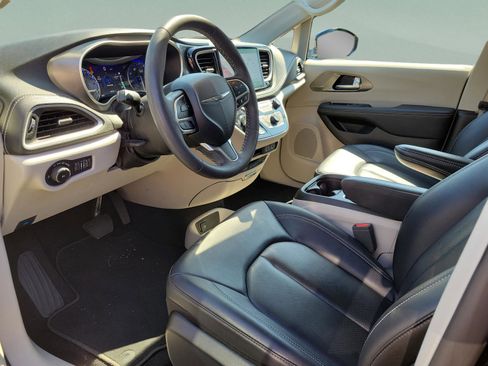 Used 2024 Chrysler Pacifica Touring-L w/ Uconnect Theater Family Group FWD image 14