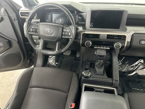 Used 2025 Toyota Tacoma SR5 AWD/4WD image 17