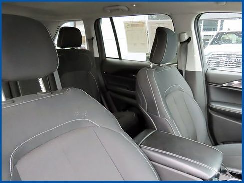 Used 2023 Jeep Grand Cherokee Laredo w/ Luxury Tech Group I AWD/4WD image 9