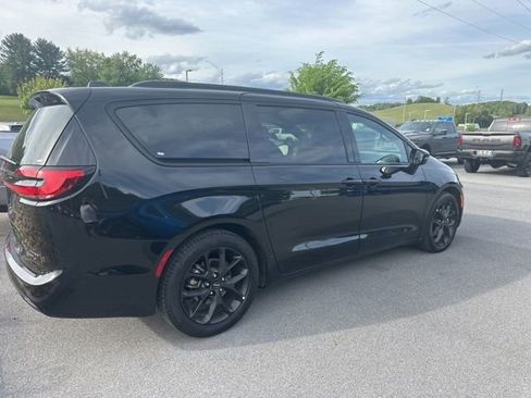 Used 2025 Chrysler Pacifica Limited FWD image 16