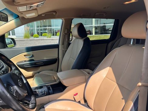 Used 2017 Kia Sedona LX w/ LX Essentials Premium Package FWD image 10