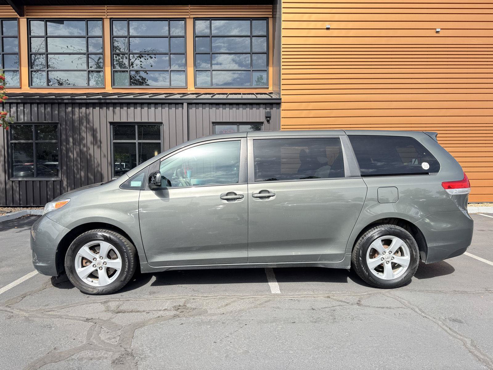 Used 2012 Toyota Sienna LE FWD image 2