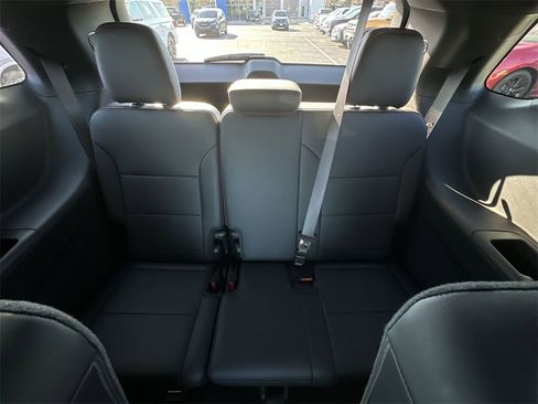 Used 2025 Chevrolet Traverse RS image 23