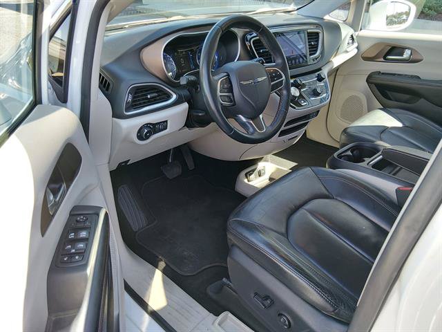 Used 2017 Chrysler Pacifica Touring-L w/ Tire & Wheel Group FWD image 7
