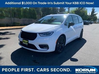 Used 2025 Chrysler Pacifica Limited