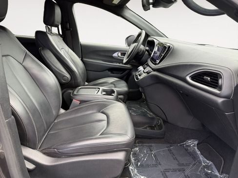 Used 2023 Chrysler Pacifica Touring-L w/ S Appearance Package FWD image 24