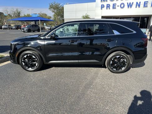 Used 2025 Kia Sorento S w/ Panoramic Sunroof Package image 3