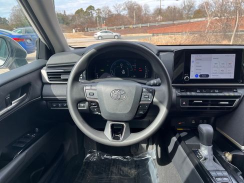 Used 2025 Toyota Camry LE image 31