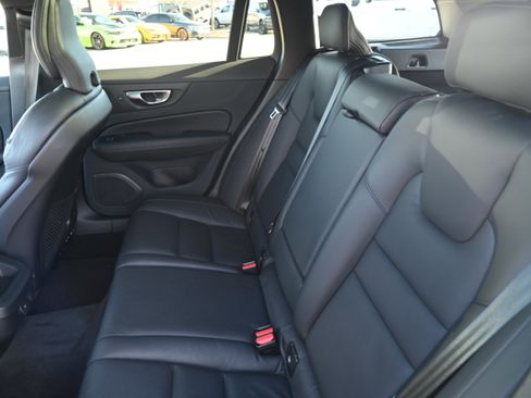Used 2025 Volvo V60 B5 Cross Country Plus image 8