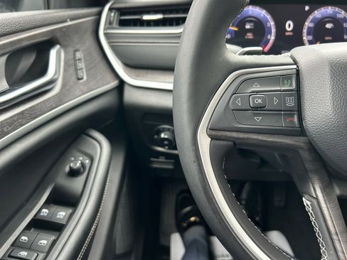 Used 2023 Jeep Grand Cherokee Limited w/ Black Appearance Package image 24