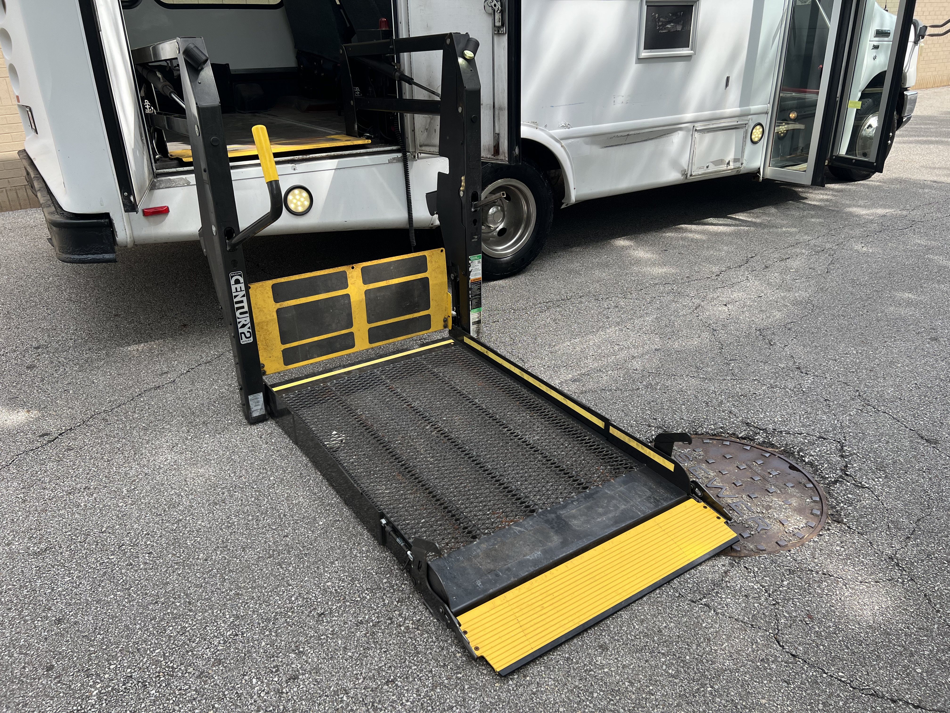 Used 2013 Ford E-350 and Econoline 350 Super Duty w/ Shuttle Bus Prep Pkg RWD image 19