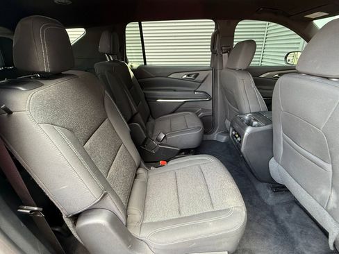 Used 2025 Chevrolet Traverse LT FWD image 16