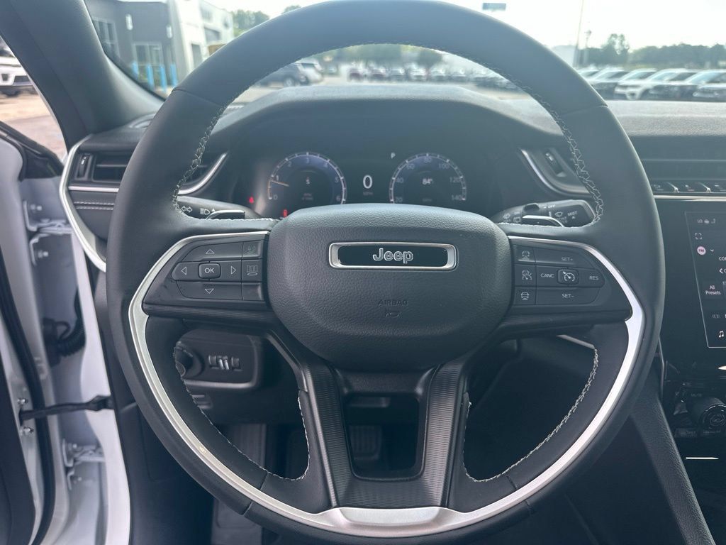 Used 2024 Jeep Grand Cherokee Laredo X w/ Luxury Tech Group I RWD image 16