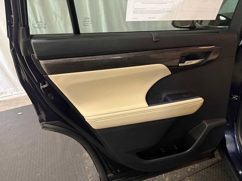 Used 2024 Toyota Highlander Limited image 24