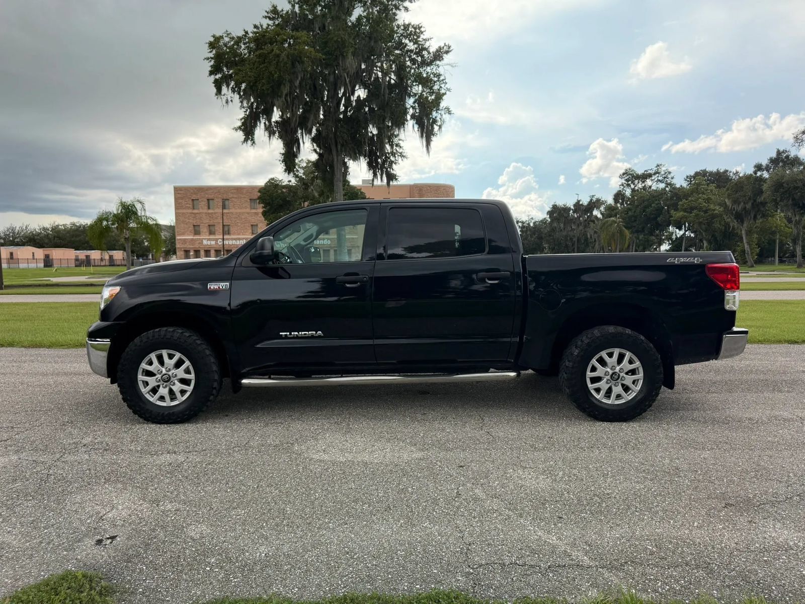 Used 2013 Toyota Tundra 4x4 CrewMax w/ Tow Pkg image 9