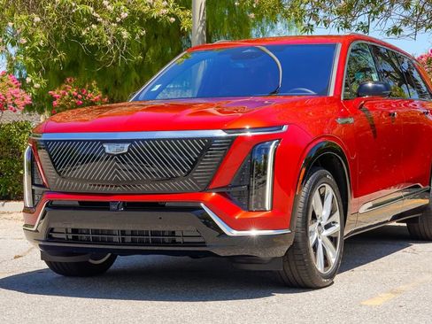 Used 2026 Cadillac Vistiq Luxury image 2