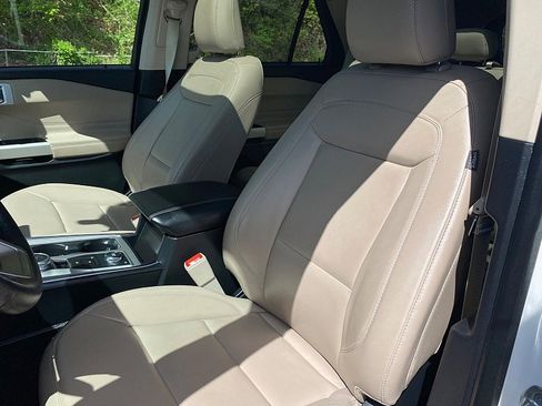 Used 2022 Ford Explorer XLT w/ Equipment Group 202A AWD/4WD image 24