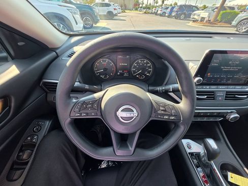 Used 2025 Nissan Altima 2.5 S FWD image 16