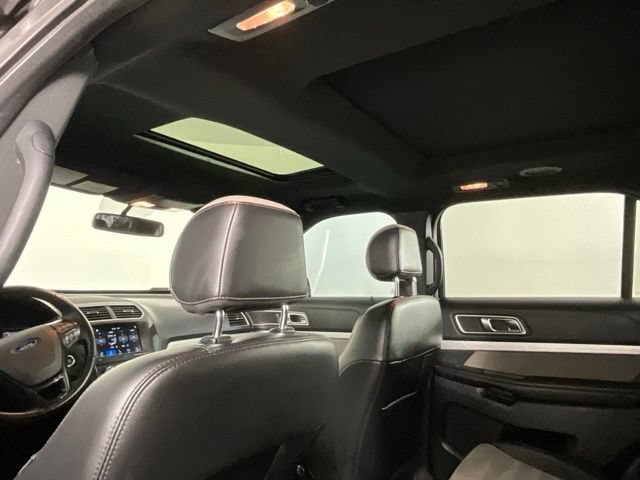 Used 2017 Ford Explorer XLT w/ Equipment Group 202A AWD/4WD image 18