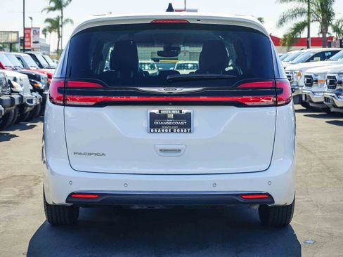 Used 2024 Chrysler Pacifica Touring-L image 5