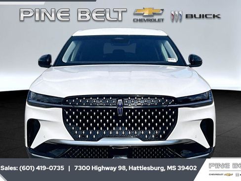 Used 2024 Lincoln Nautilus Premier image 3