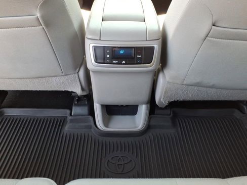 Used 2019 Toyota Highlander LE AWD/4WD image 7