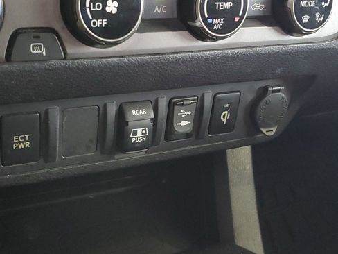 Used 2018 Toyota Tacoma TRD Off-Road AWD/4WD image 27