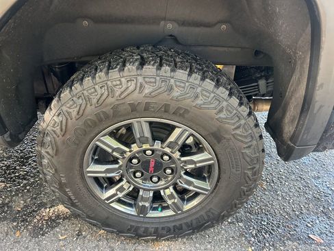 Used 2025 GMC Sierra 1500 AT4X image 9