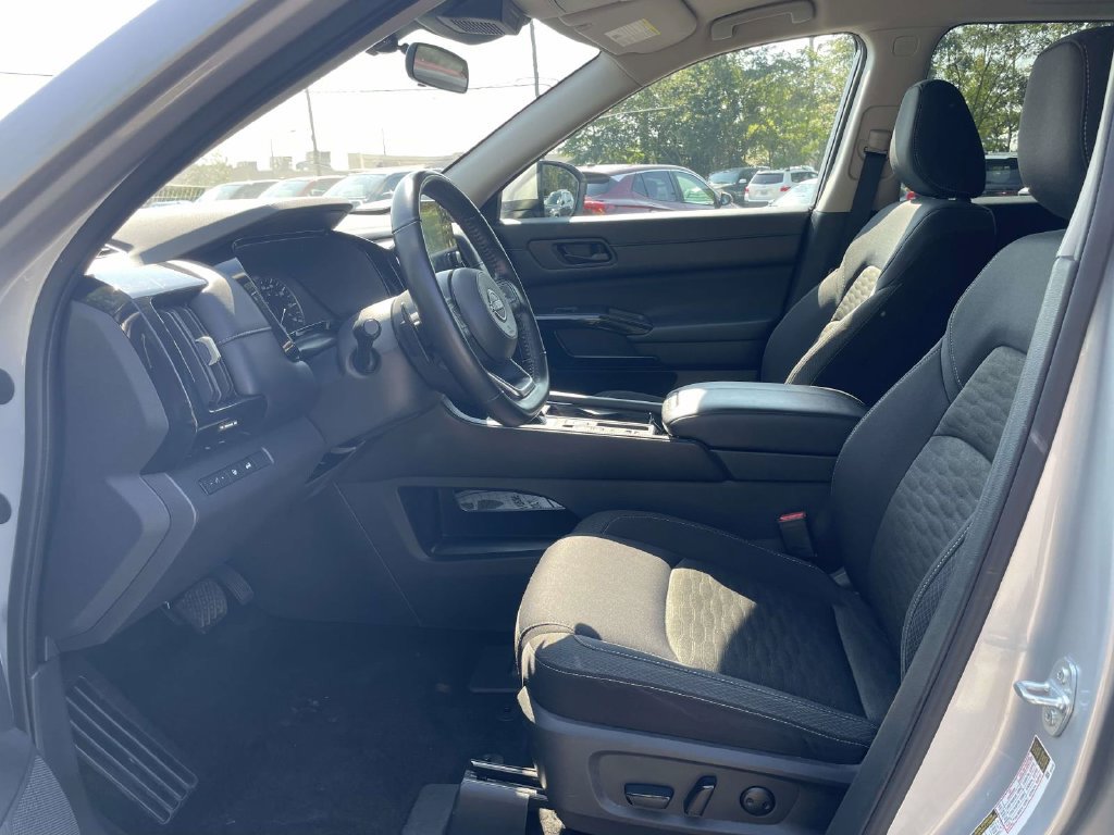 Used 2025 Nissan Pathfinder SV FWD image 15