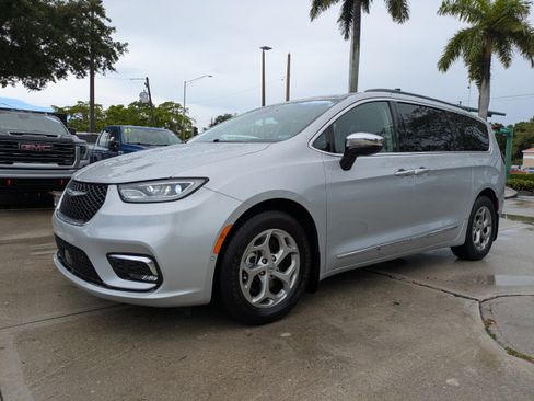 Used 2023 Chrysler Pacifica Limited w/ Uconnect Theater Family Group FWD image 7