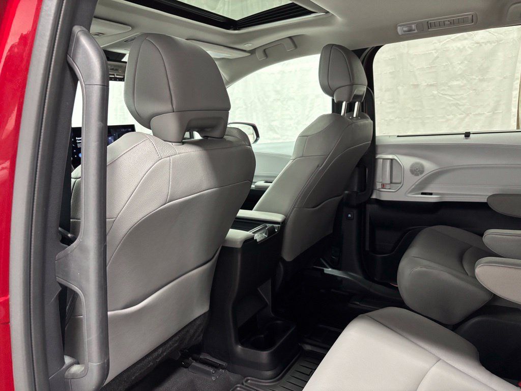 Used 2026 Toyota Sienna XLE AWD/4WD image 50