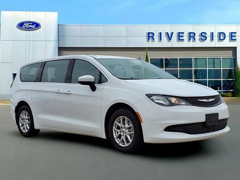 Used 2023 Chrysler Voyager LX image 1