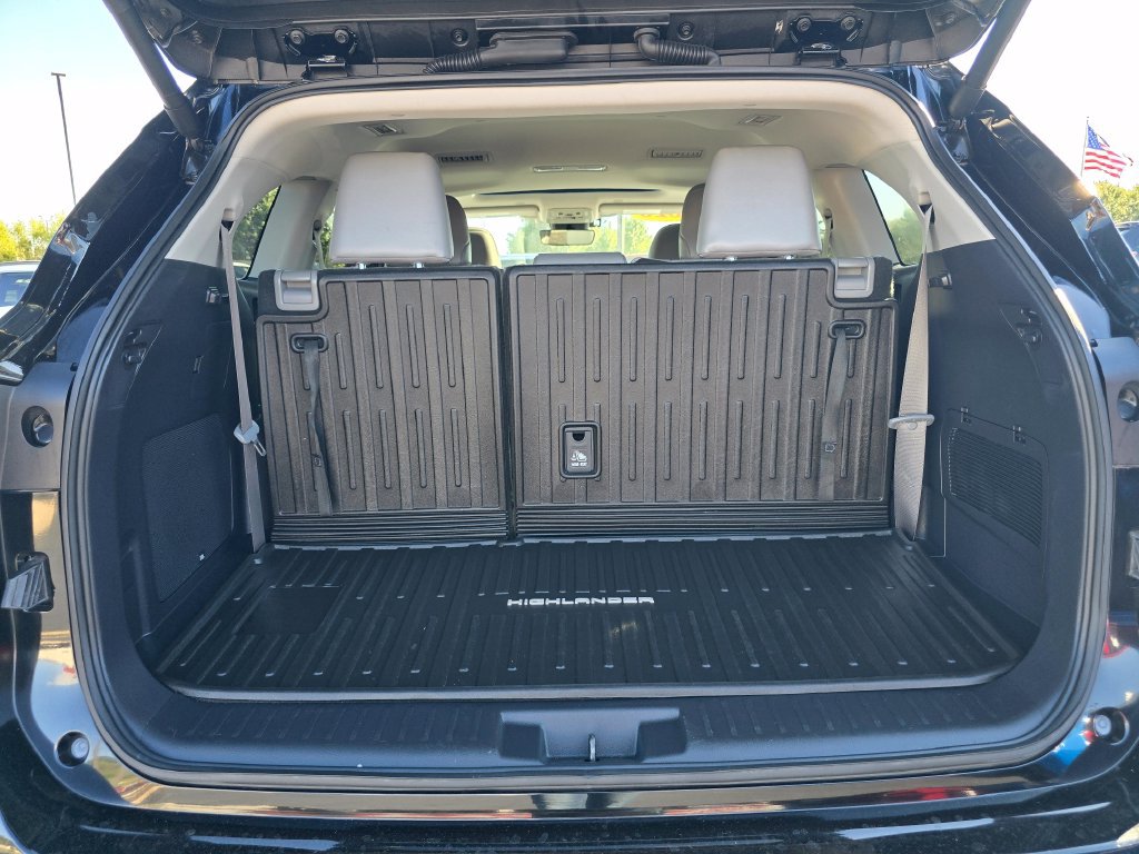 Used 2025 Toyota Highlander Limited AWD/4WD image 13