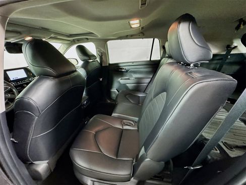 Used 2023 Toyota Highlander XLE image 22