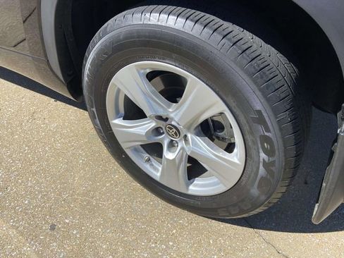 Used 2024 Toyota Highlander LE image 7