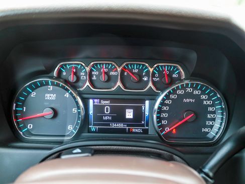 Used 2018 Chevrolet Suburban LT RWD image 17