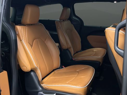 Used 2023 Chrysler Pacifica Pinnacle FWD image 26