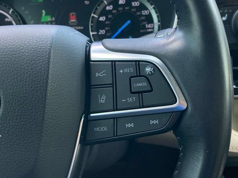 Used 2020 Toyota Highlander XLE AWD/4WD image 21