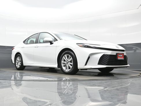 Used 2025 Toyota Camry SE image 24