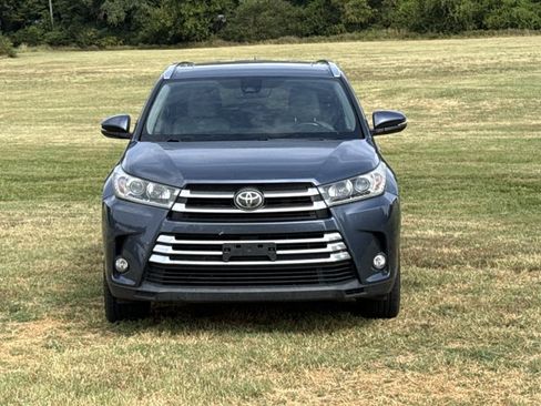 Used 2017 Toyota Highlander Limited FWD image 2