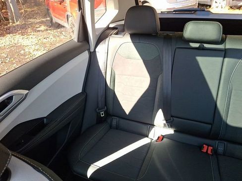 Certified 2025 Volkswagen Taos SE w/ Panoramic Sunroof Package image 18