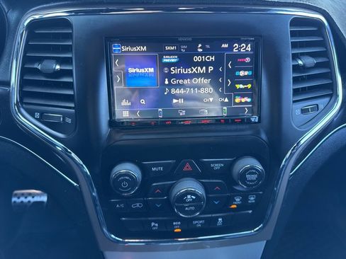 Used 2018 Jeep Grand Cherokee Limited image 30