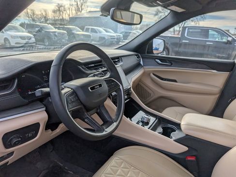 Used 2023 Jeep Grand Cherokee Limited image 12