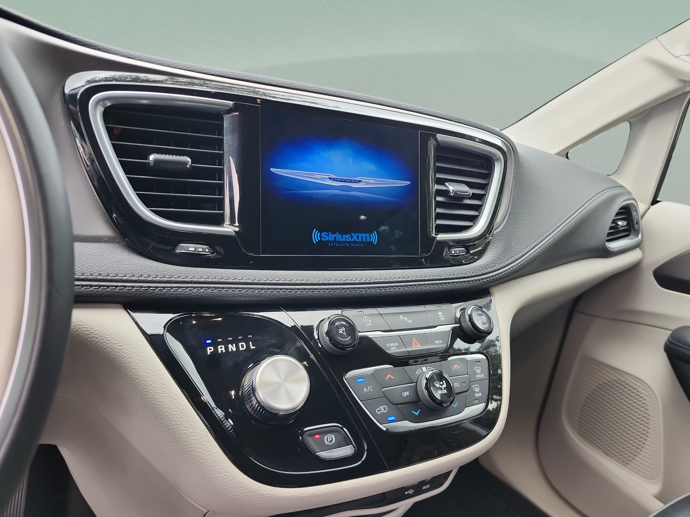 Used 2017 Chrysler Pacifica Limited FWD image 12