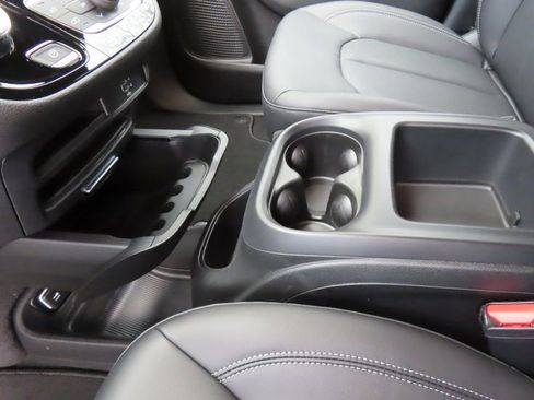 New 2026 Chrysler Pacifica Select AWD/4WD image 6