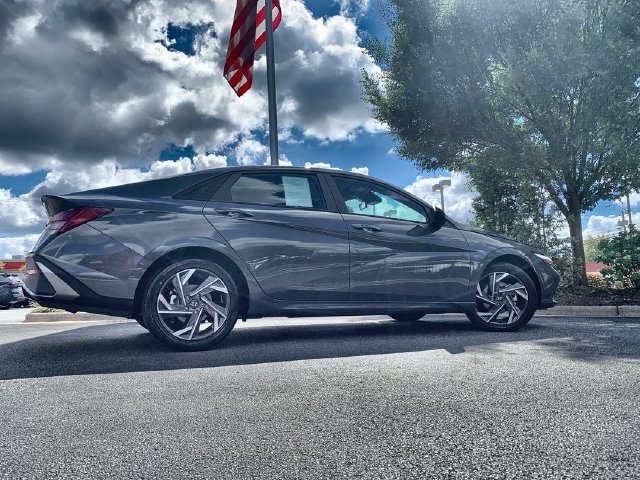 Used 2025 Hyundai Elantra SEL FWD image 9