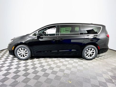 New 2026 Chrysler Pacifica Limited FWD image 4