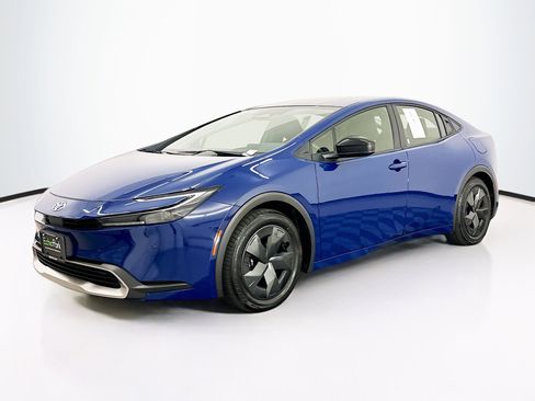 Used 2025 Toyota Prius Plug-In Hybrid image 3