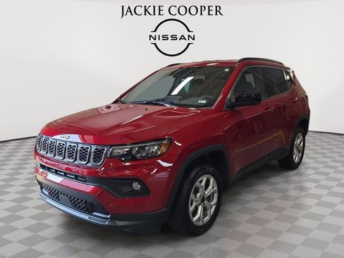 Used 2025 Jeep Compass Latitude AWD/4WD image 1